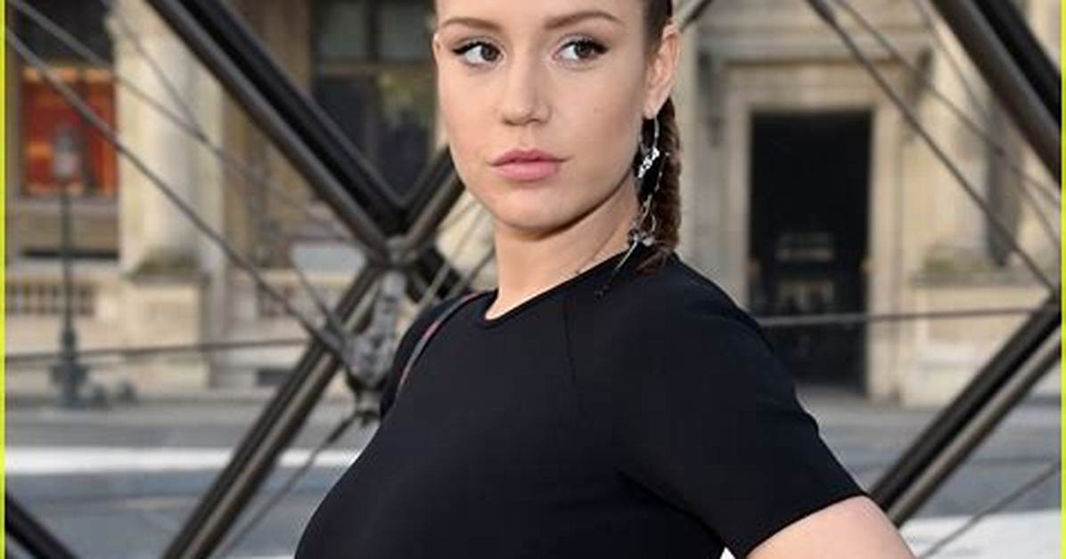 Adele Exarchopoulos Baby Bump Debut the Iconic Louis Vuitton Fashion