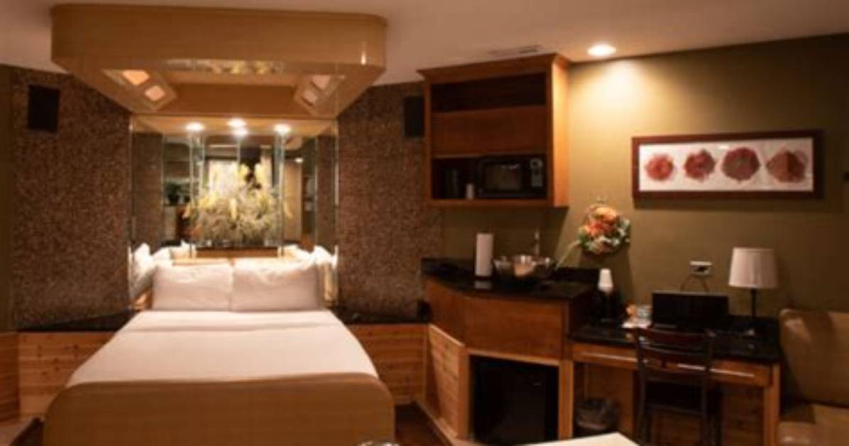 Inside the Champagne Lodge Luxury Suites Is Chicago S Secret Romantic Getaway Worth The