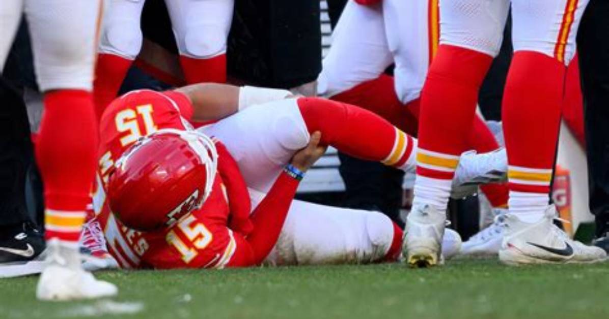 Patrick Mahomes Knee Video Breakdown Analyzing the Podium