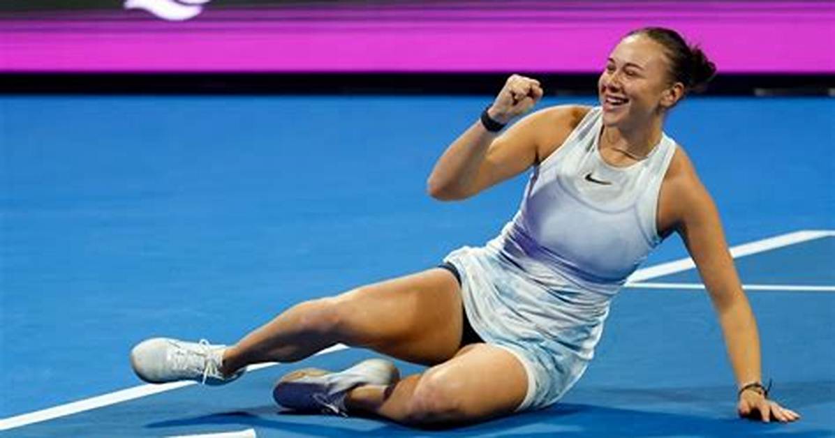 Who Sits in Amanda Anisimova S Player Box Inside Her